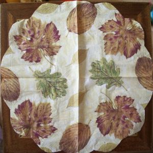 Салфетка листья код ТК0164, трехслойная, круглая - диаметр 32 см.