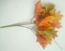 Осенняя ветка с листьями дуба зелено-оранжевая