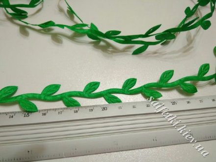 Лента с листиками атласная зеленая 1 метр
