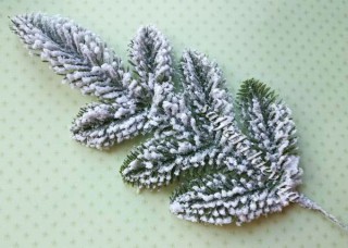 Гілка хвої лита "Ялина зелена засніжена Лапка" 7-ка